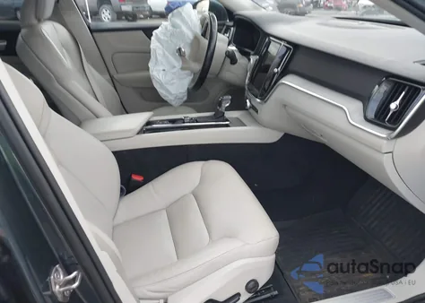 2022 Volvo V60 Cross Country T5 z USA, uszkodzony, nr VIN YV4102WK5N1086364